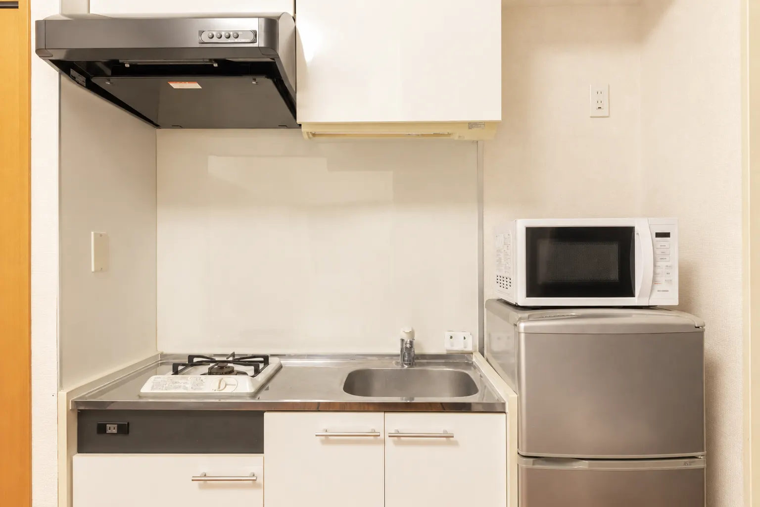 Kitchenette with a gas stove, sink, microwave and refrigerator