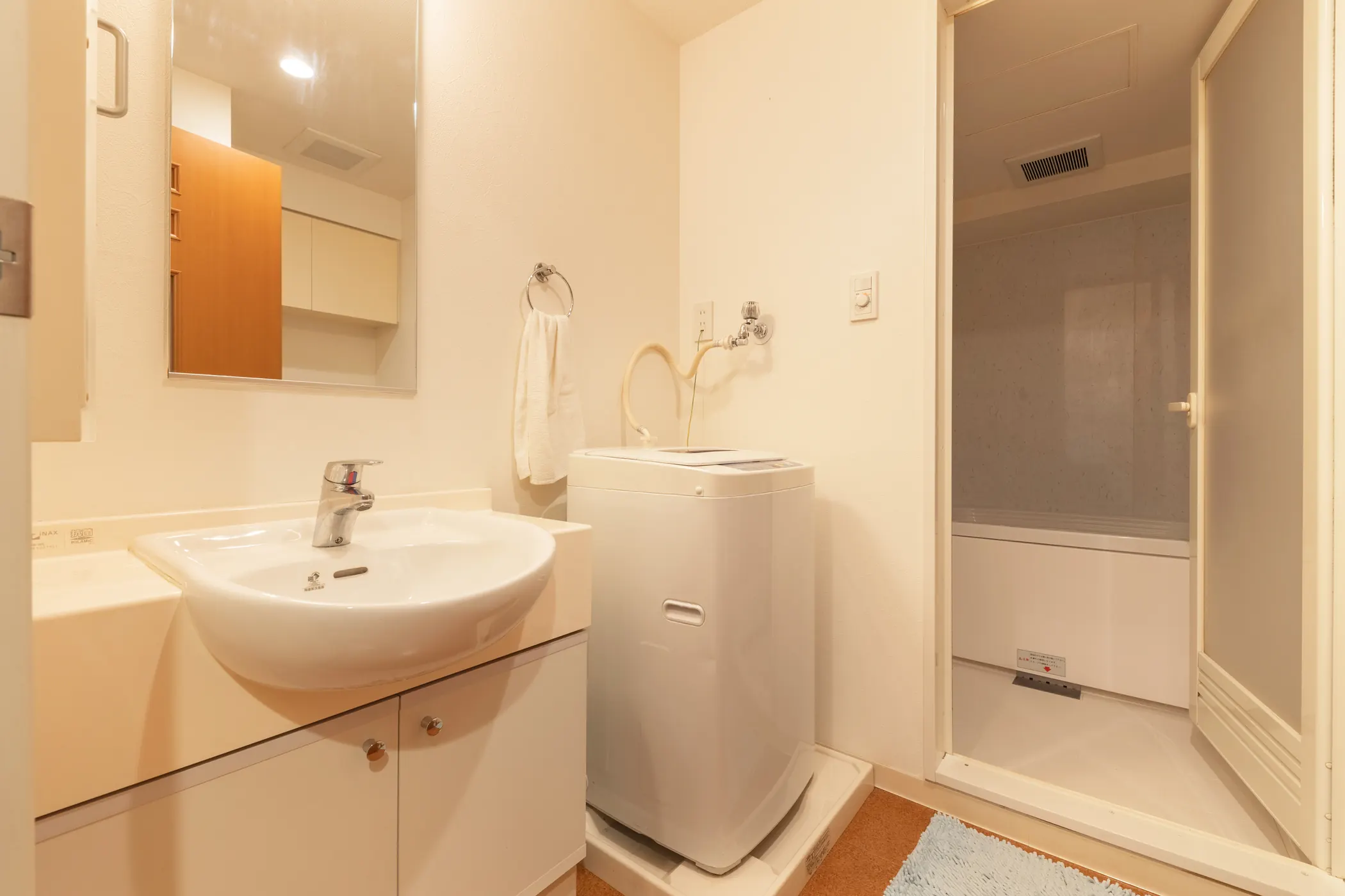 Washroom with a washbasin and washing machine, and the bathroom