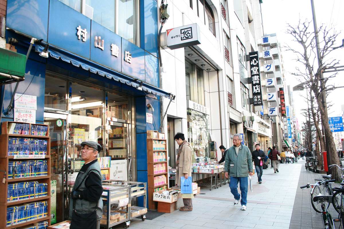 D旅館　茗荷谷後楽園の客室。窓際にデスクと椅子があり、読書や調べものに使えます